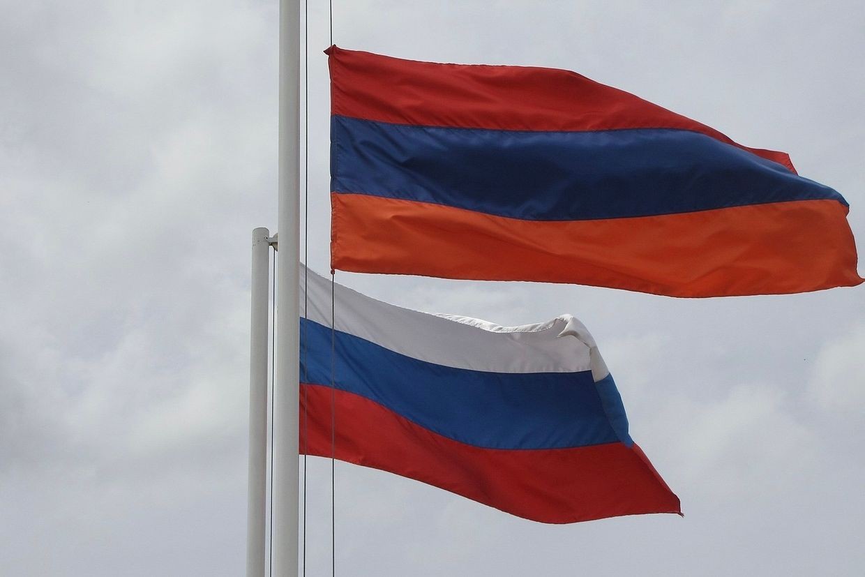 Armenian and Russian flags. Photo from Wikipedia.