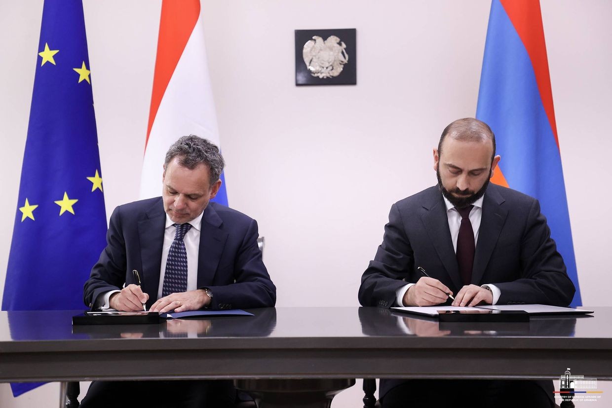 Dutch Foreign Minister Caspar Veldkamp (left) and Armenian Foreign Minister Ararat Mirzoyan signing a strategic partnership declaration between their two countries. Official photo.