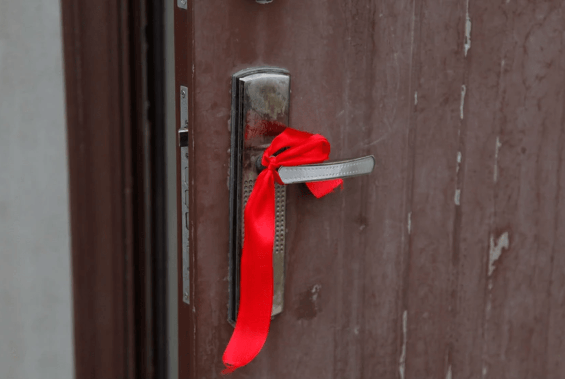 In the Azeri community, a red ribbon on the door means that someone in this house was recently married. Photo: Lala Aliyeva/Chai-Khana