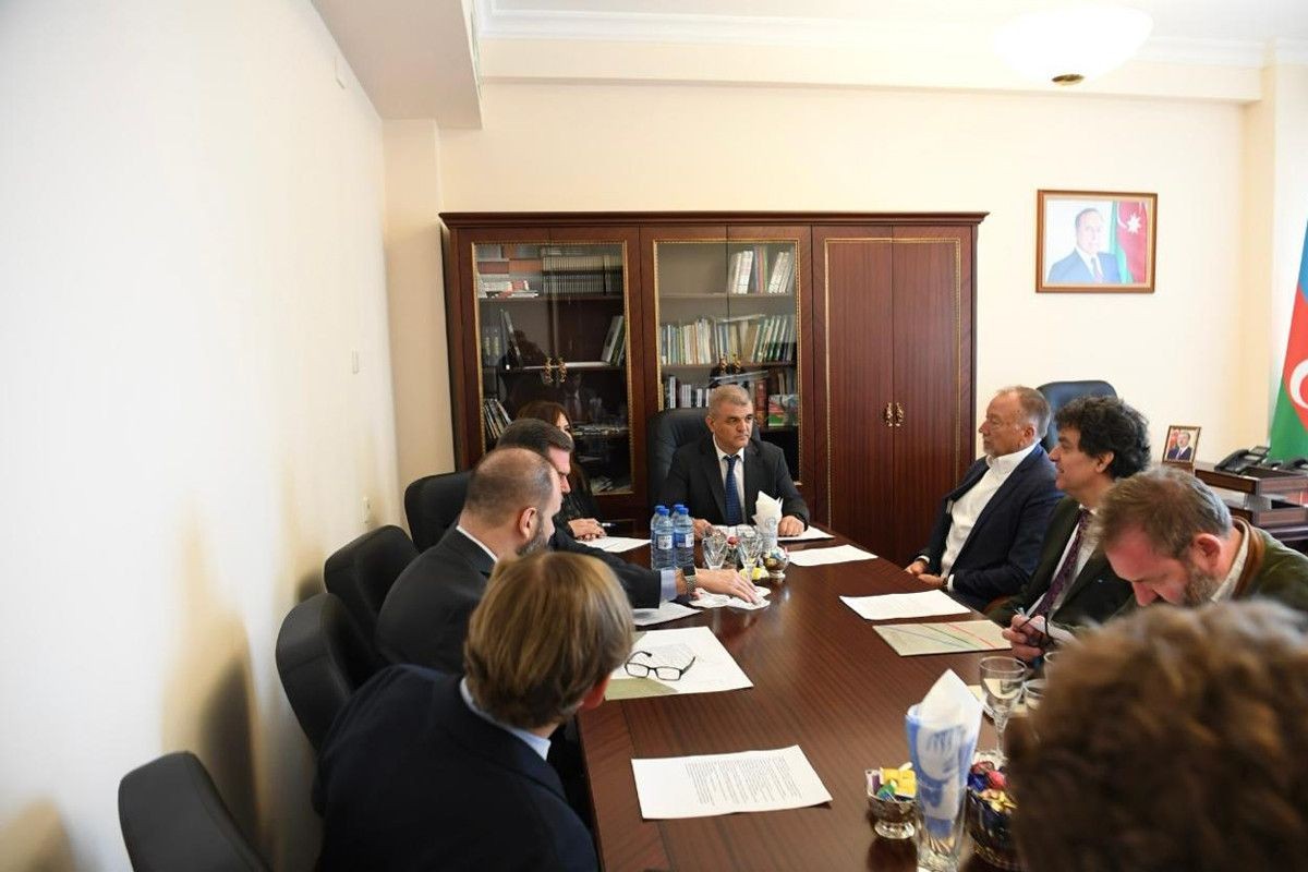 Azerbaijani MP Fazil Mustafa (center) meeting with a group of Western journalists in Baku. Photo: APA.