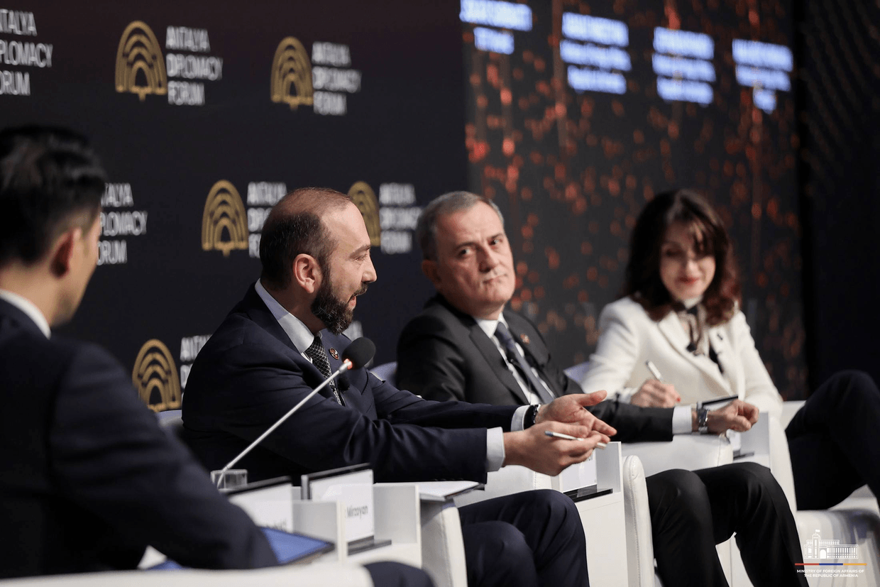 Armenian Foreign Minister Ararat Mirzoyan (second from left), Azerbaijani Foreign Minister Jeyhun Bayramov (second from right), and Georgian Foreign Minister Maka Bochorishvili (far right) at a panel discussion at the Antalya Diplomacy Forum. Official photo.