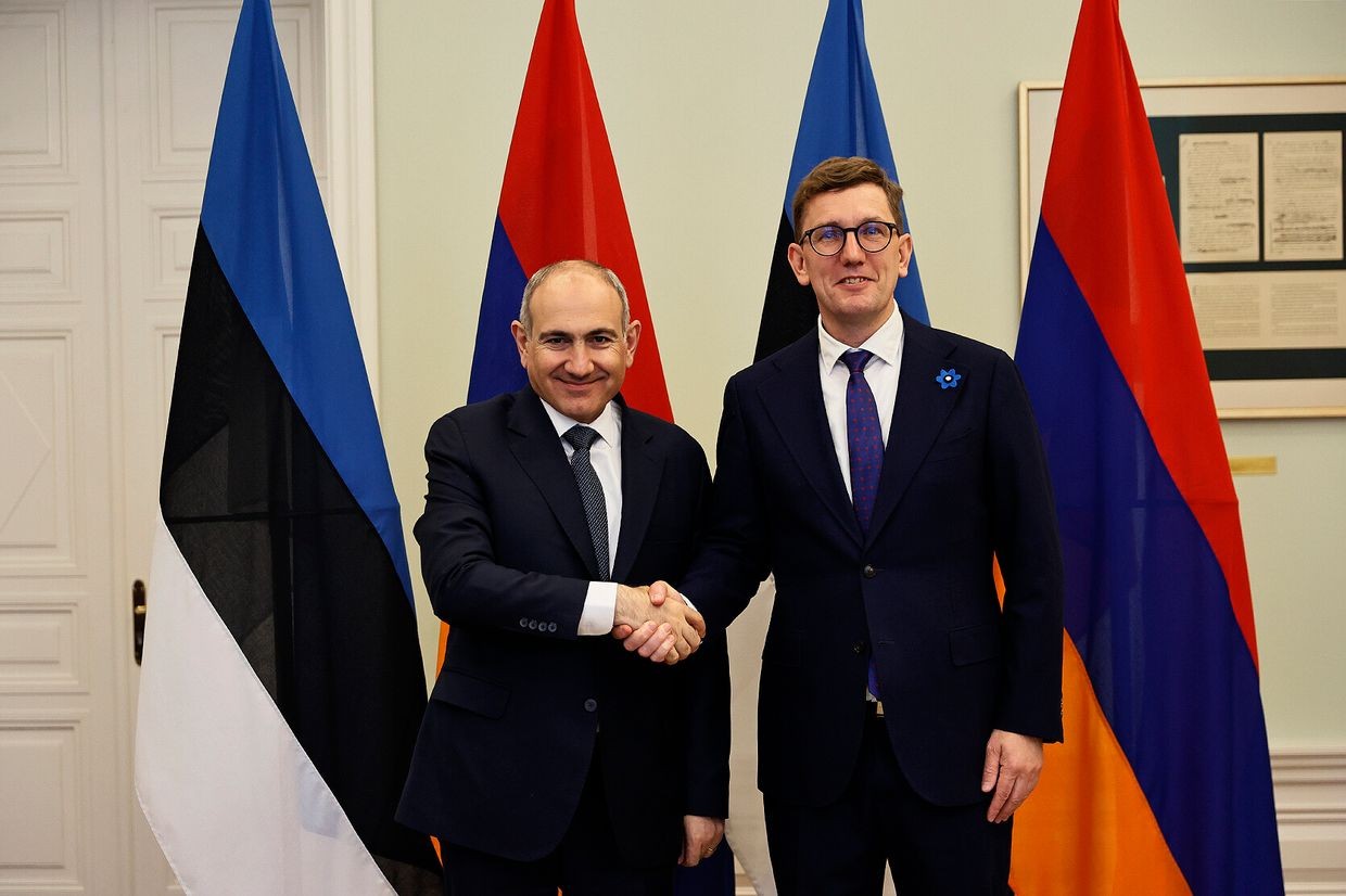 Armenian Prime Minister Nikol Pashinyan (left) shakes hands with his Estonian counterpart Kristen Michal. Official photo.