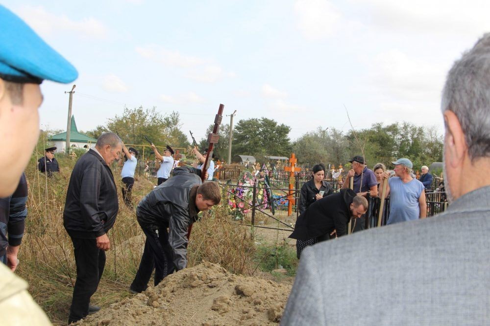 A funeral of a soldier in Daghestani Kizlyar. Photo: Daghestanskaya pravda.