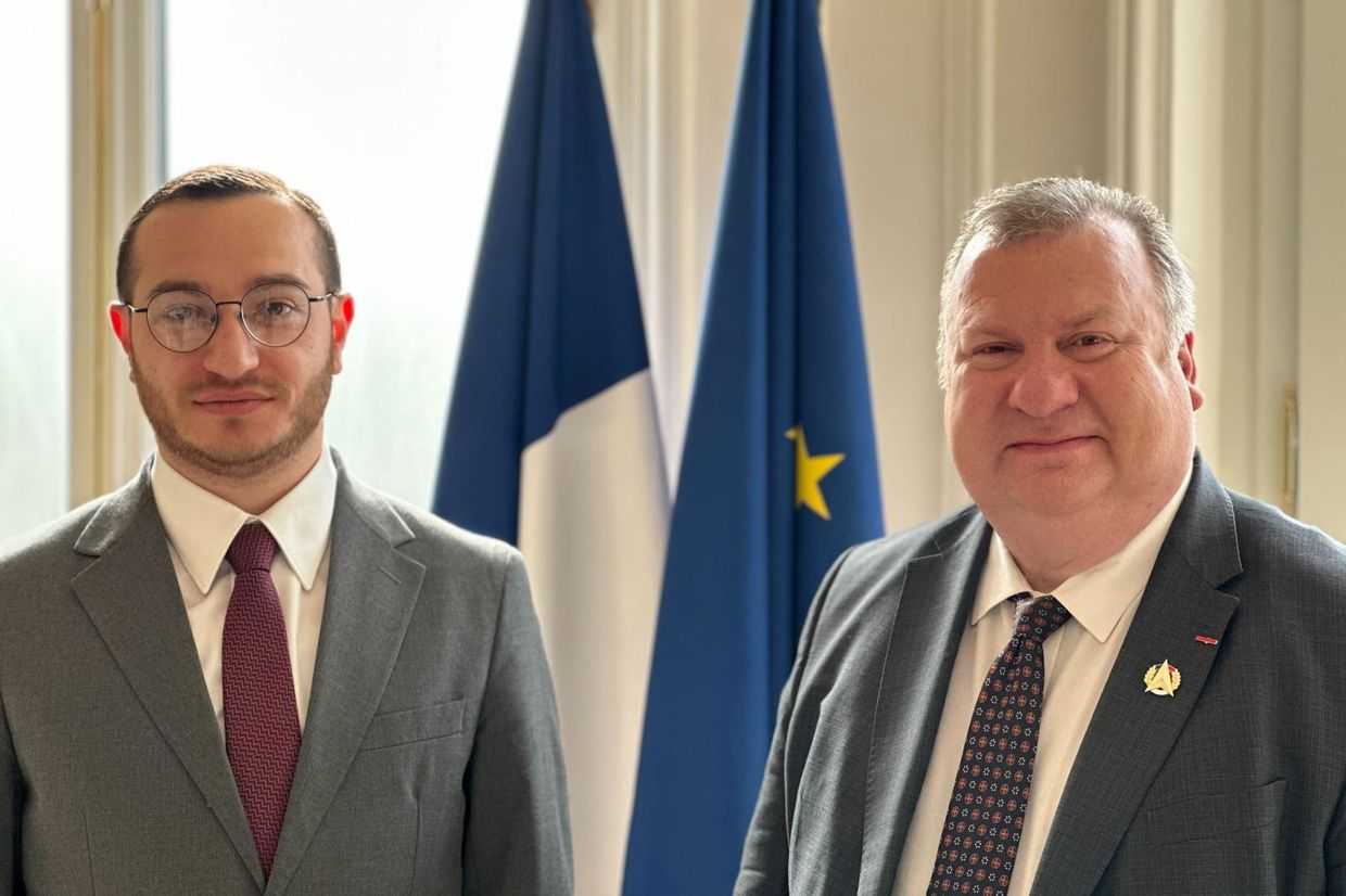 Mkhitar Hayrapetyan, Armenian Minister of High-Tech Industry (left) and Emmanuel Chiva, the chief executive of the French Defence Procurement Agency. Official photo.