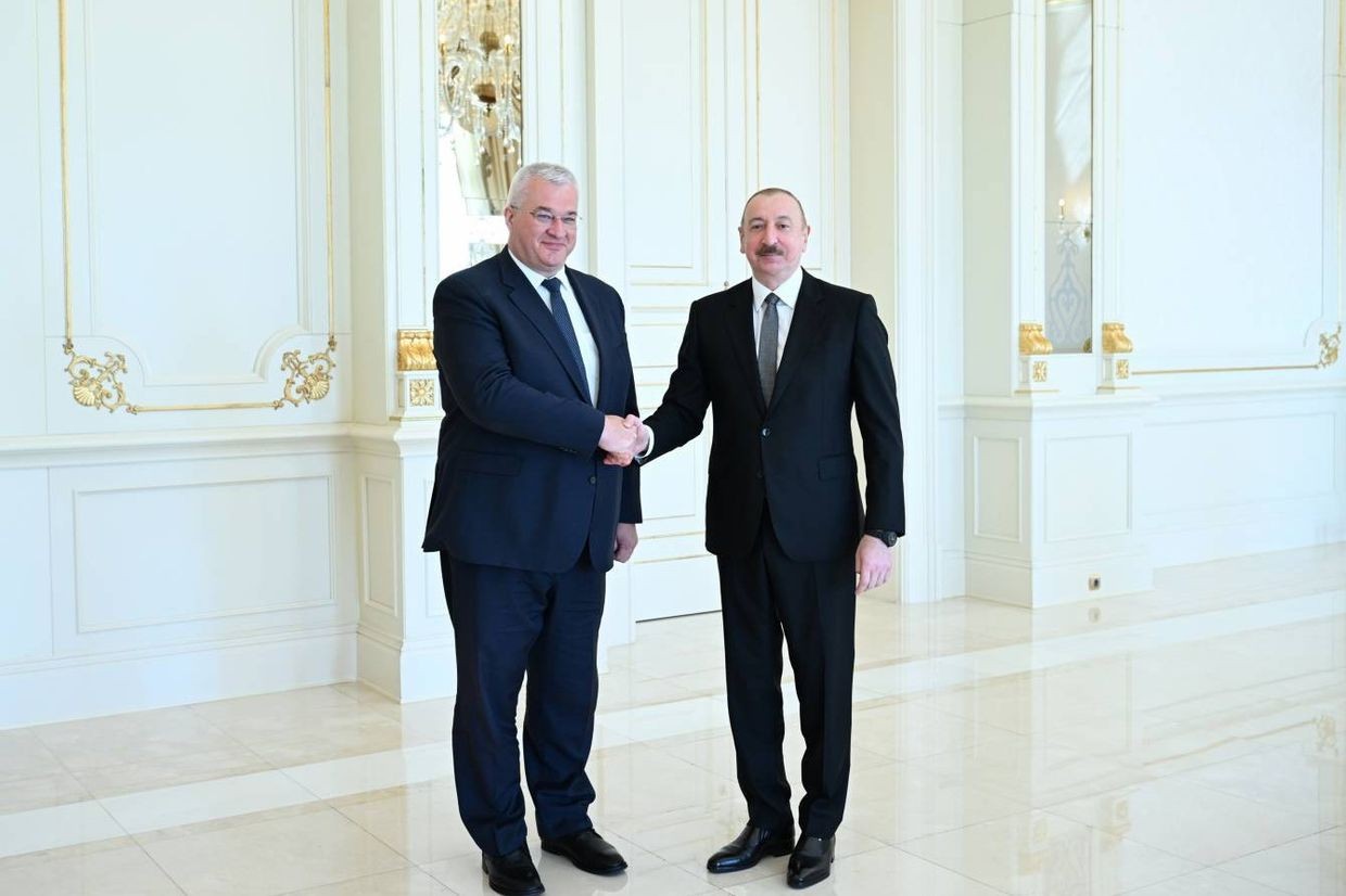 Ukrainian Foreign Minister Andrii Sybiha (left) and Azerbaijani President Ilham Aliyev (right) in Baku in May 2025. Official photo.