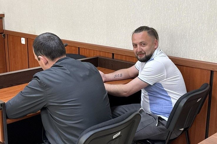 Lasha Jioshvili (right) in the courtroom. Photo: TV Pirveli.