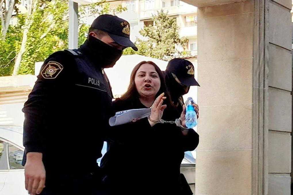 Independent journalist Ulviyya Ali being escorted by police into court. Photo: Fargana Novruzova.