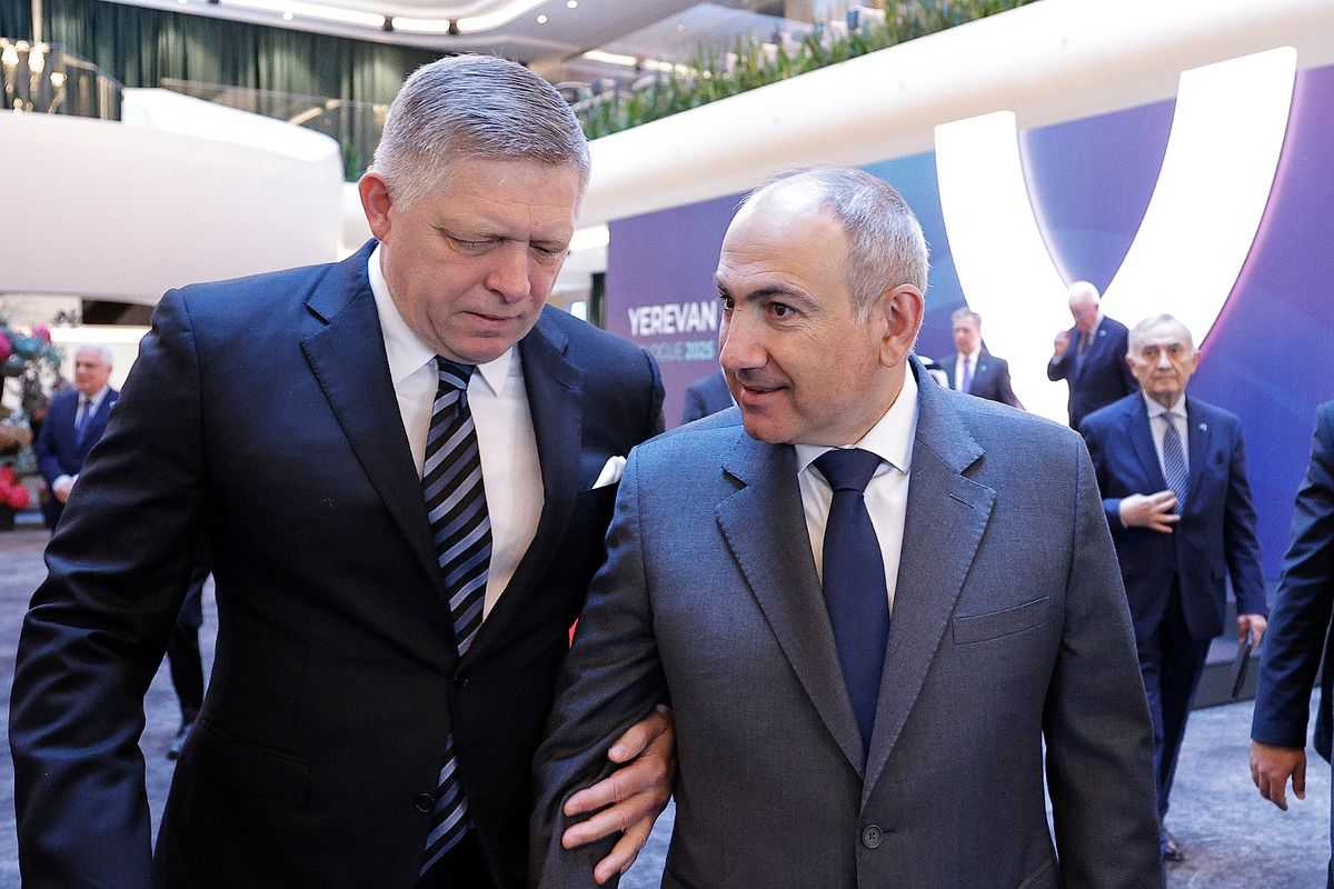 Slovak Prime Minister Robert Fico (left) with Armenian Prime Minister Nikol Pashinyan (right). Official photo.
