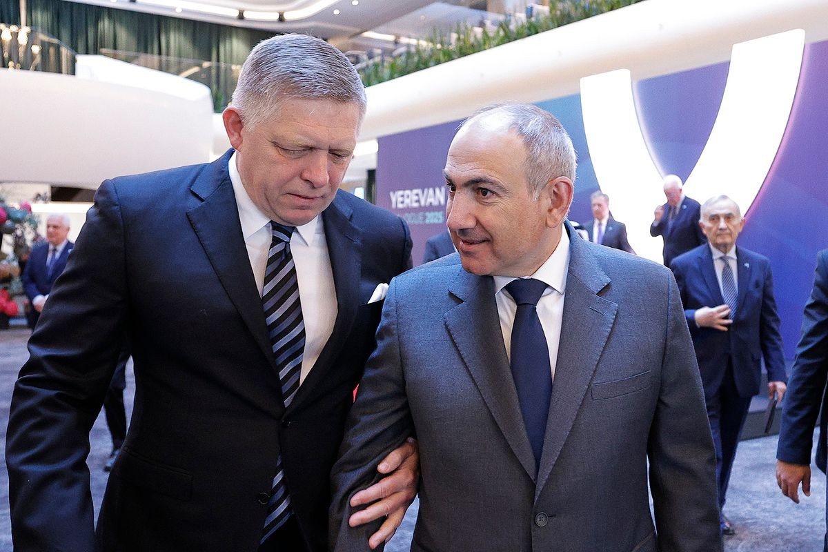 Slovak Prime Minister Robert Fico (left) with Armenian Prime Minister Nikol Pashinyan (right). Official photo.