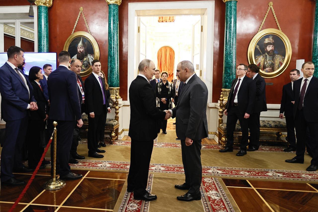 Prime Minister Nikol Pashinyan and Russian President Vladimir Putin shaking hands. Official photo.