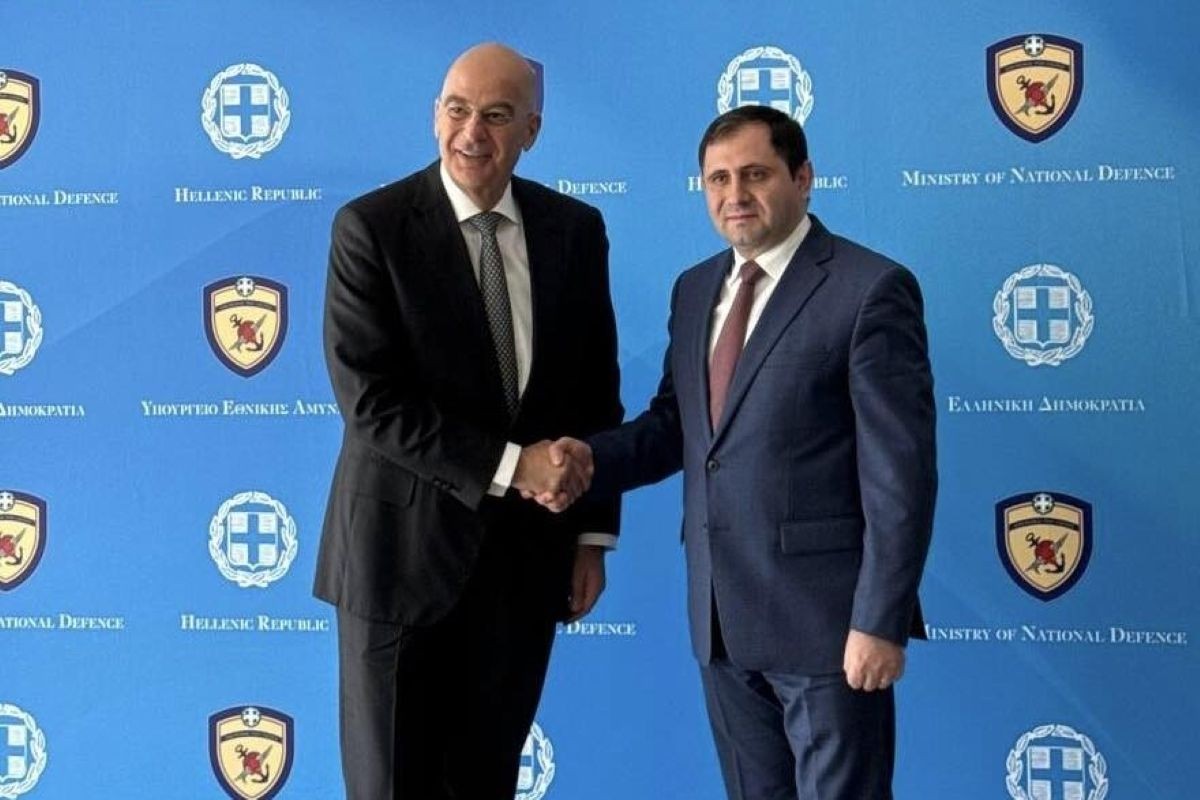 Armenian Defence Minister Suren Papikyan (right) meets with his Greek counterpart Nikos Dendias in Athens. Official photo.