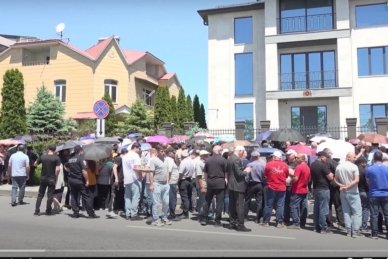 A protest in front of the Georgian Embassy in Yerevan against the ongoing disruptions to brandy exports via Georgia. Screengrab from CivilNet.