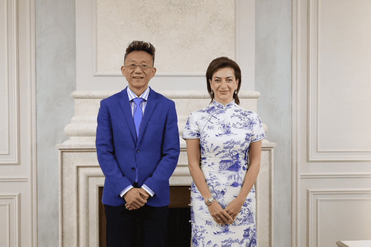 Anna Hakobyan and Chinese Ambassador to Armenia, Li Xinwei. Official photo.