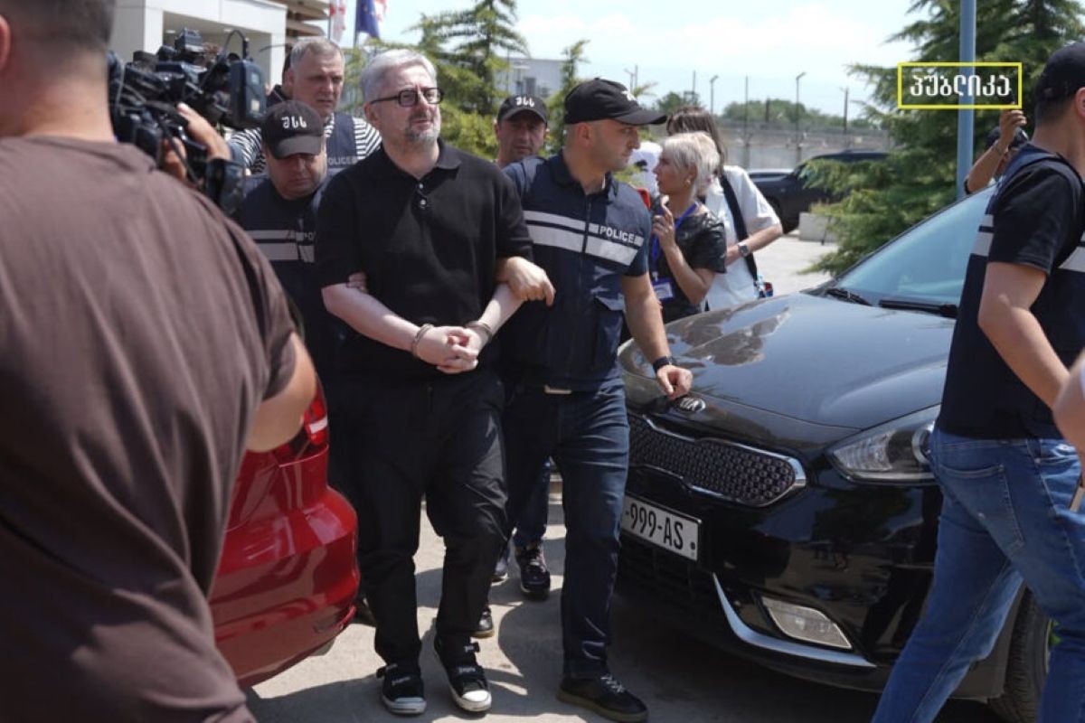 Nika Gvaramia is handcuffed outside the Rustavi Prison on 13 June 2025. Photo: Publika.