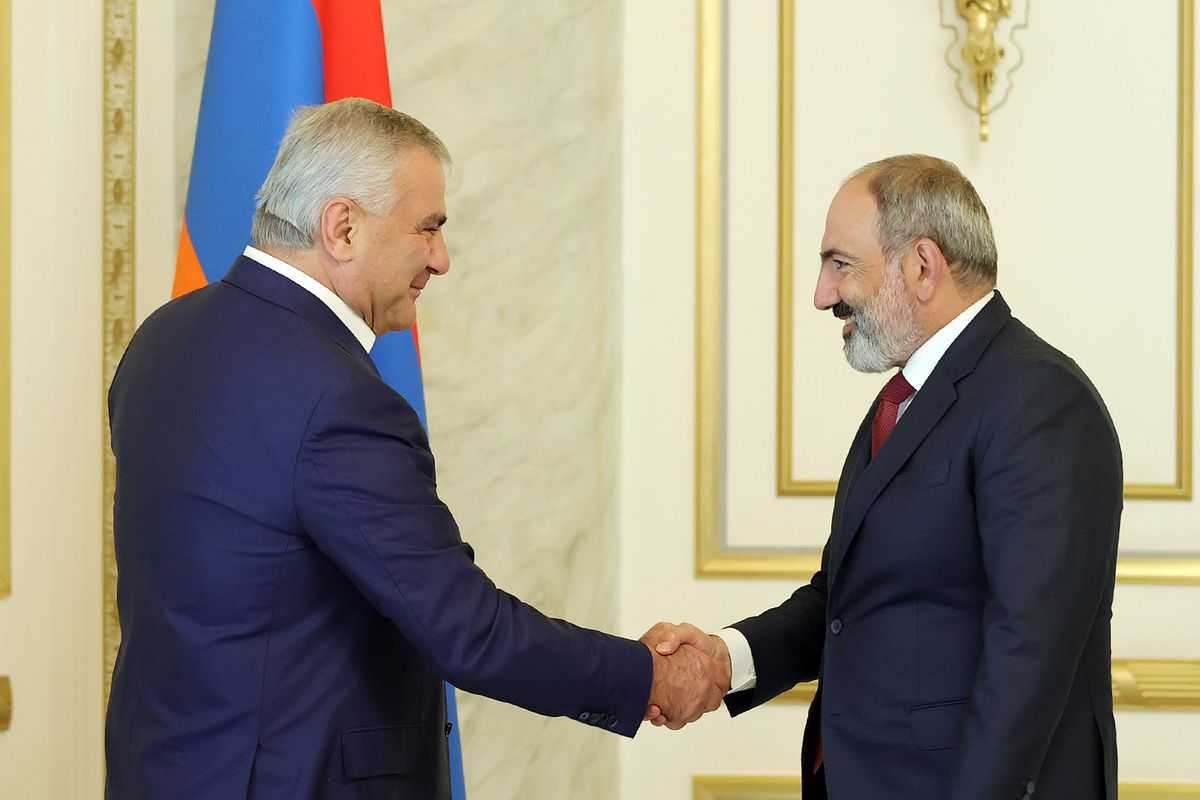 Prime Minister Nikol Pashinyan and billionaire Samvel Karapetyan shaking hands in 2021. Official photo.