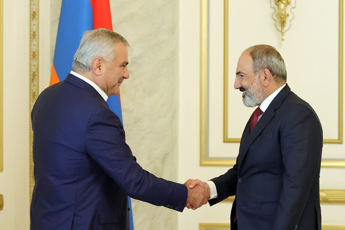 Prime Minister Nikol Pashinyan and billionaire Samvel Karapetyan shaking hands in 2021. Official photo.