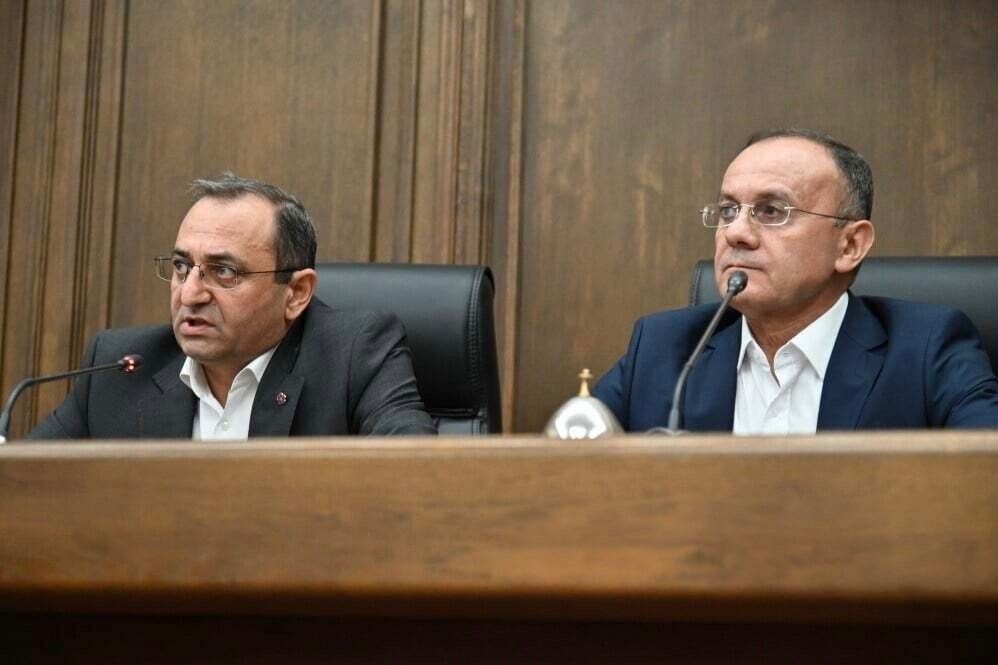 Artsvik Minasyan (left) and Seyran Ohanyan (right). Photo: Armenpress.