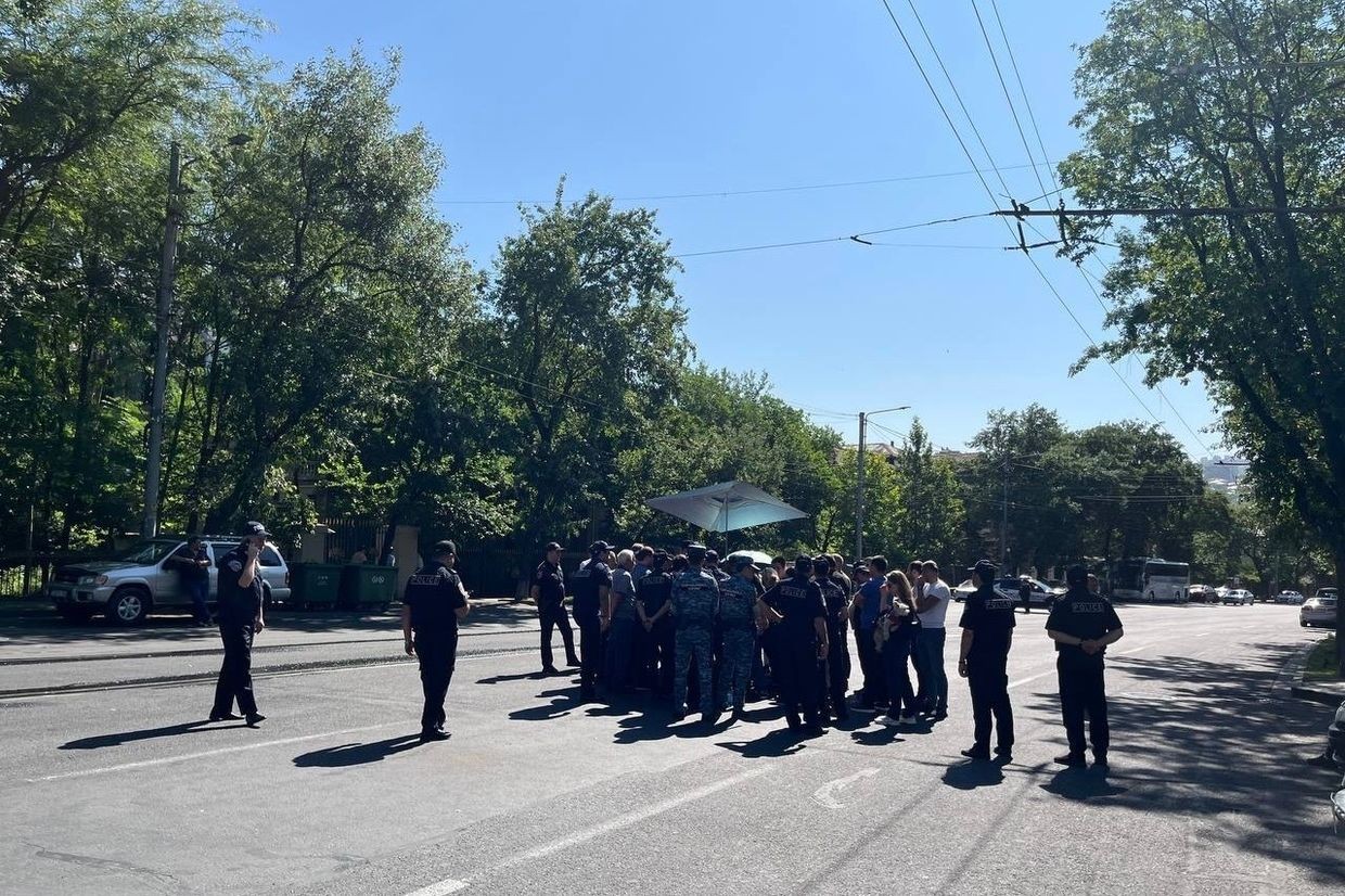 The relatives of missing persons and the police on Baghramyan Avenue in Yerevan. Photo: CivilNet.