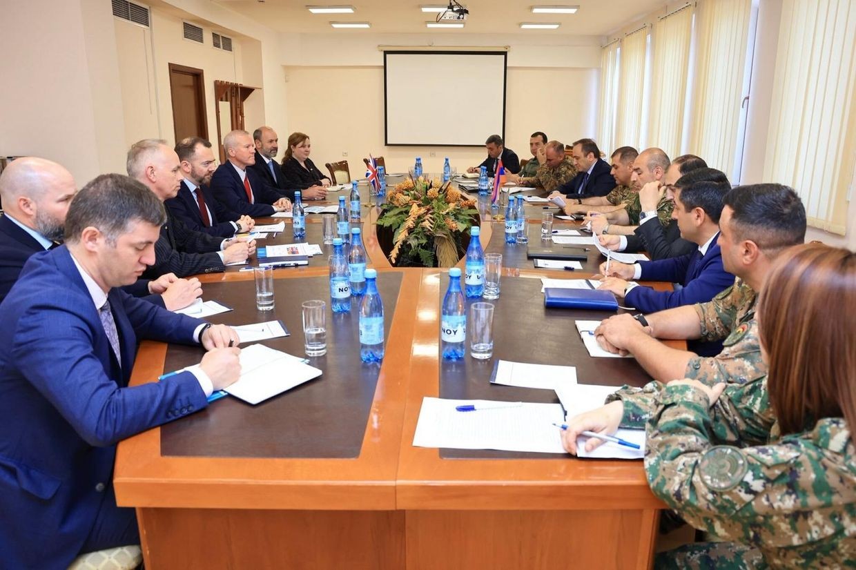 Delegations from the Armenian and UK Defence Ministries meet in Yerevan. Official photo.