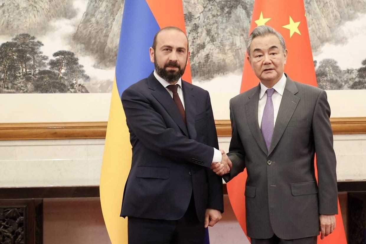 Armenian Foreign Minister Ararat Mirzoyan (left) shaking hands with his Chinese counterpart Wang Yi (right). Official photo.