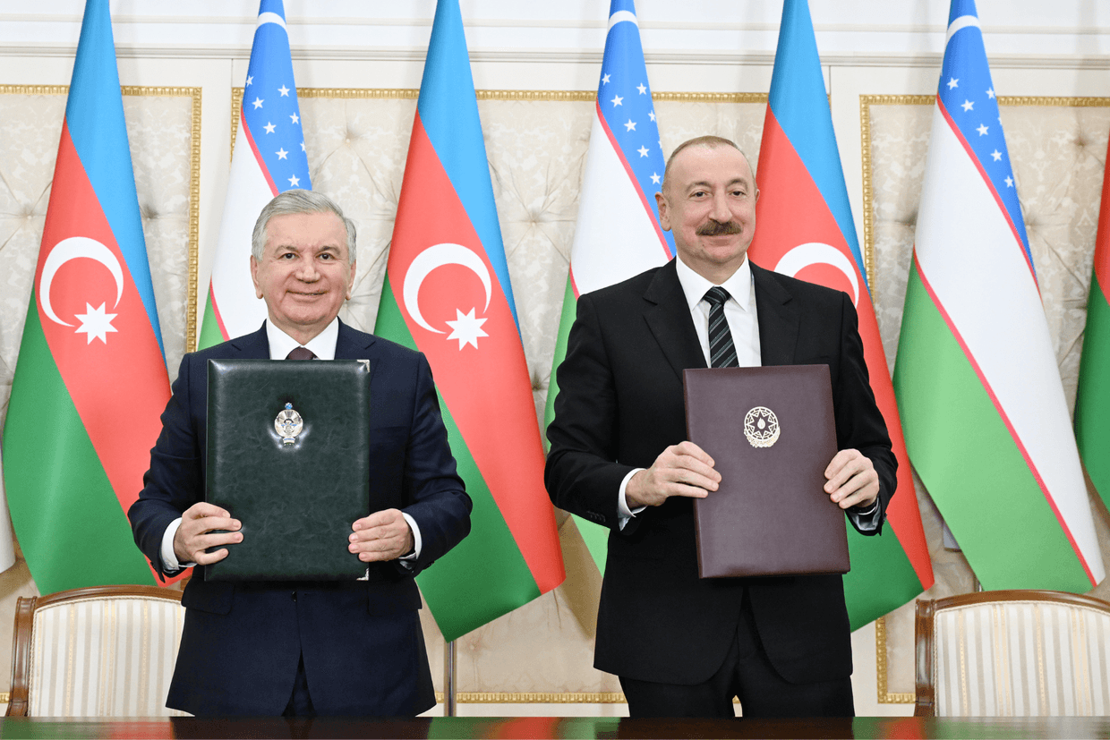 Uzbek President Shavkat Mirziyoyev (left) with Azerbaijani President Ilham Aliyev (right). Official photo.