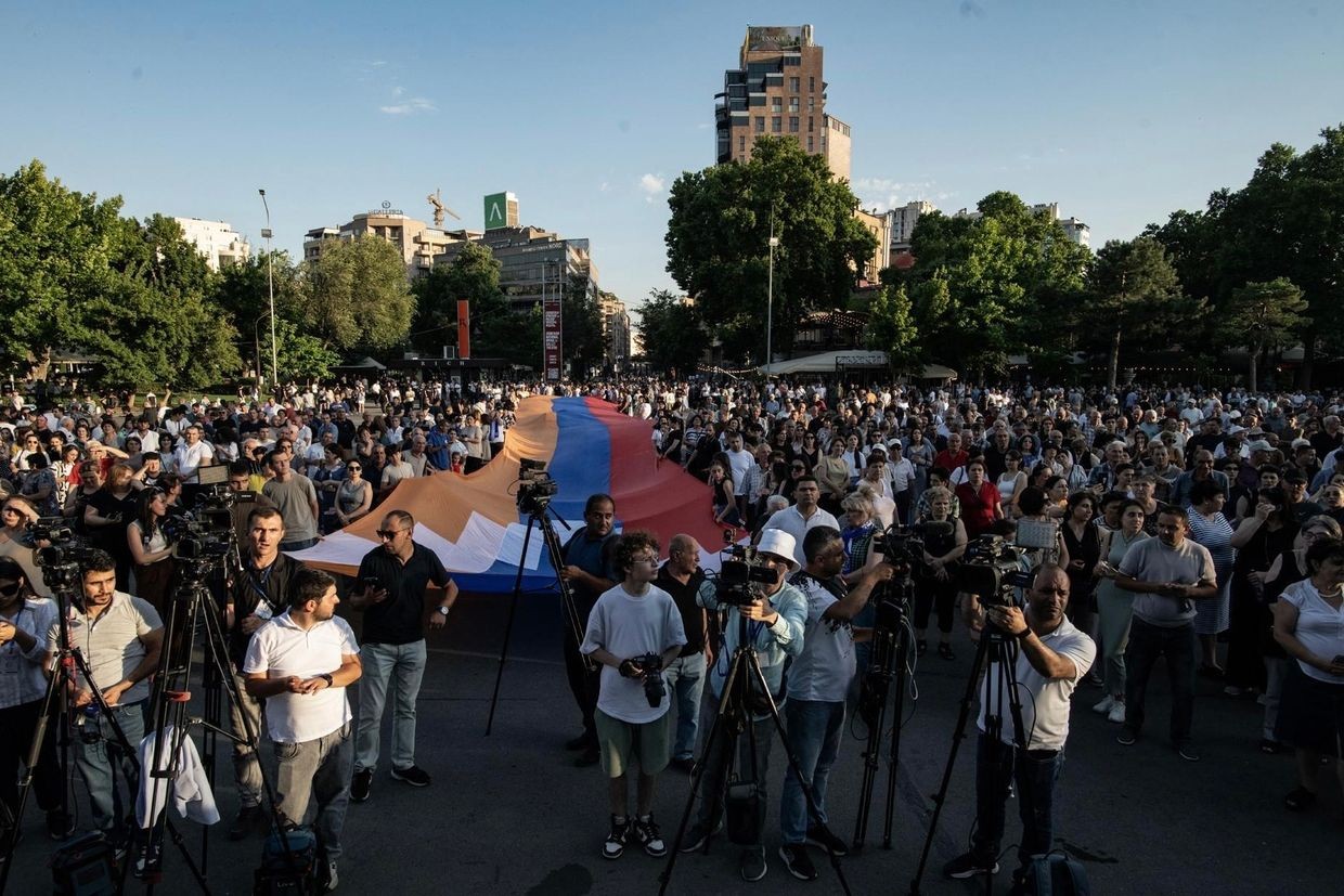Protesters hold the flag of Nagorno-Karabakh during the rally. Photo: Hetq.am/ Narek Aleksanyan.