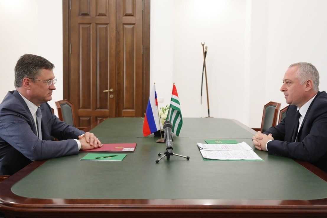 Russian Deputy Prime Minister Aleksandr Novak (left) and Abkhazian President Badra Gunba (right). Official photo.