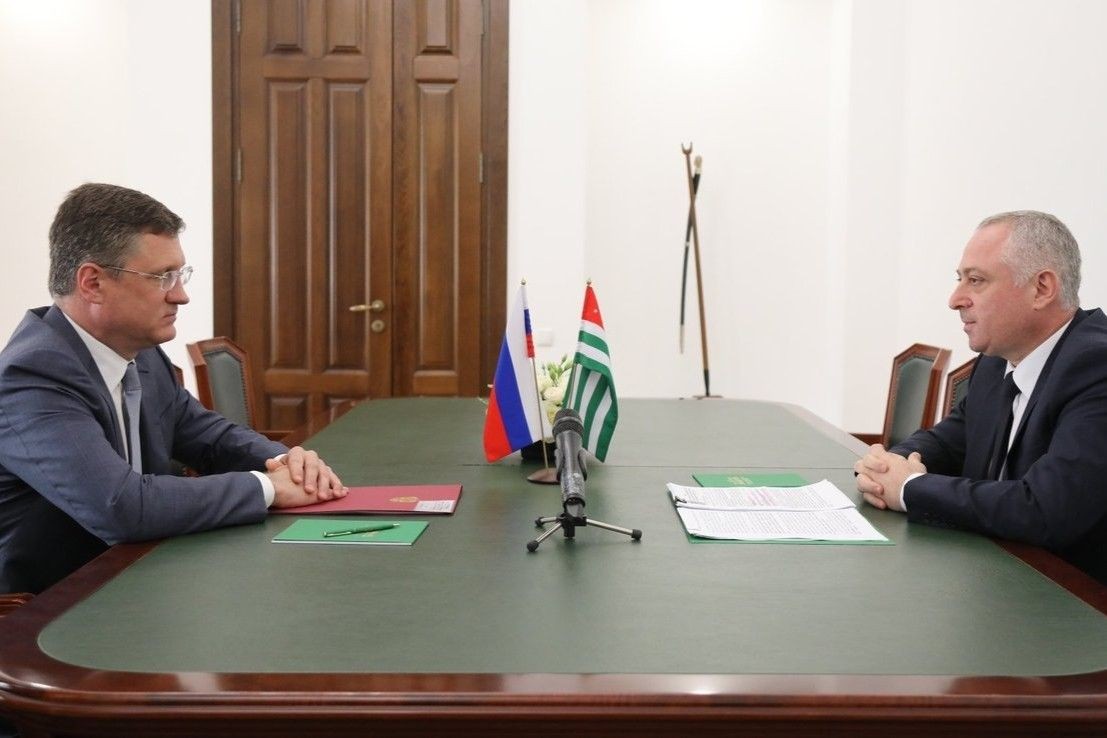 Russian Deputy Prime Minister Aleksandr Novak (left) and Abkhazian President Badra Gunba (right). Official photo.