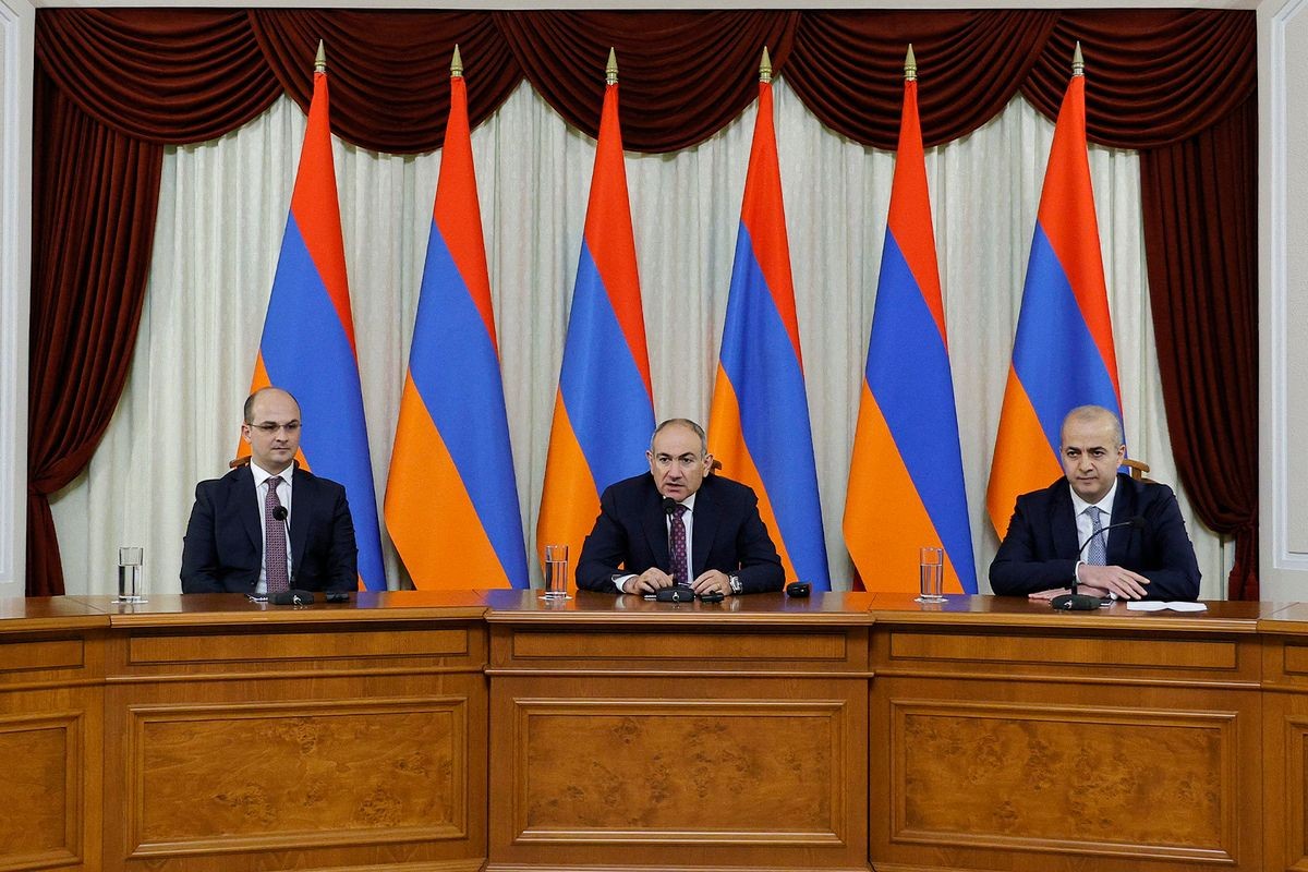 Prime Minister Nikol Pashinyan (middle), newly appointed Director of the National Security Service, Andranik Simonyan (left), and ex-Director Armen Abazyan (right). Official photo.