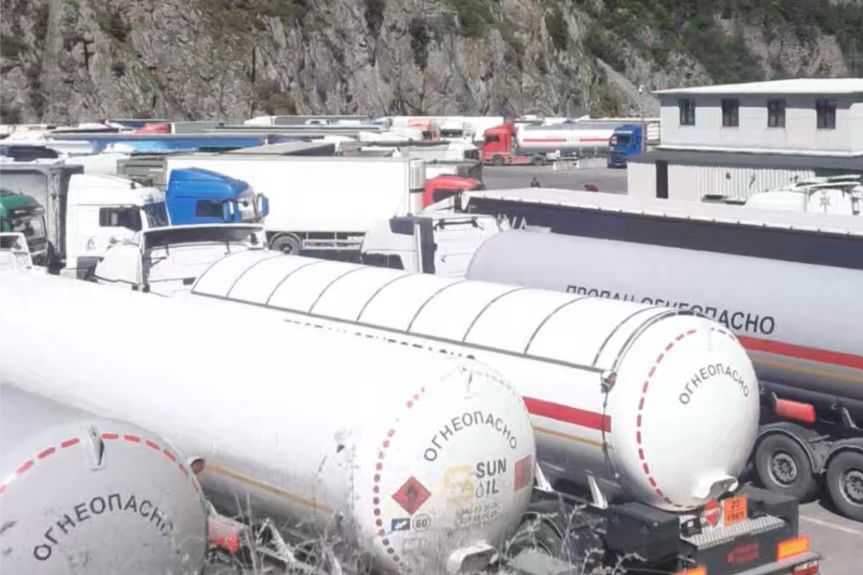 Lorries carrying liquified petroleum gas (L)G) at the Upper Lars checkpoint in Georgia. Photo: RFE/RL.
