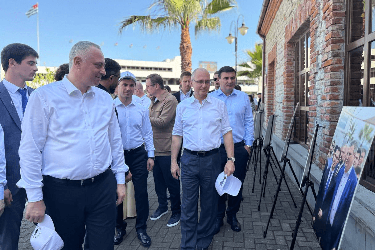 Badra Gunba and Sergei Kiriyenko on the waterfront in Sukhumi. Photo: Sputnik Abkhazia.