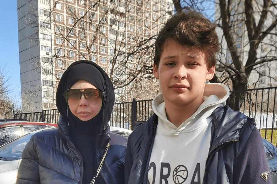 Said Murtazaliev with his mother. Photo: Dozhd.