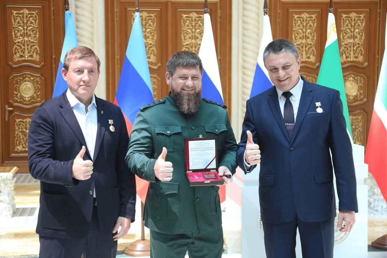 Ramzan Kadyrov receives the title of ‘Hero of the Lugansk People's Republic’. Photo: Chechnyatoday.com