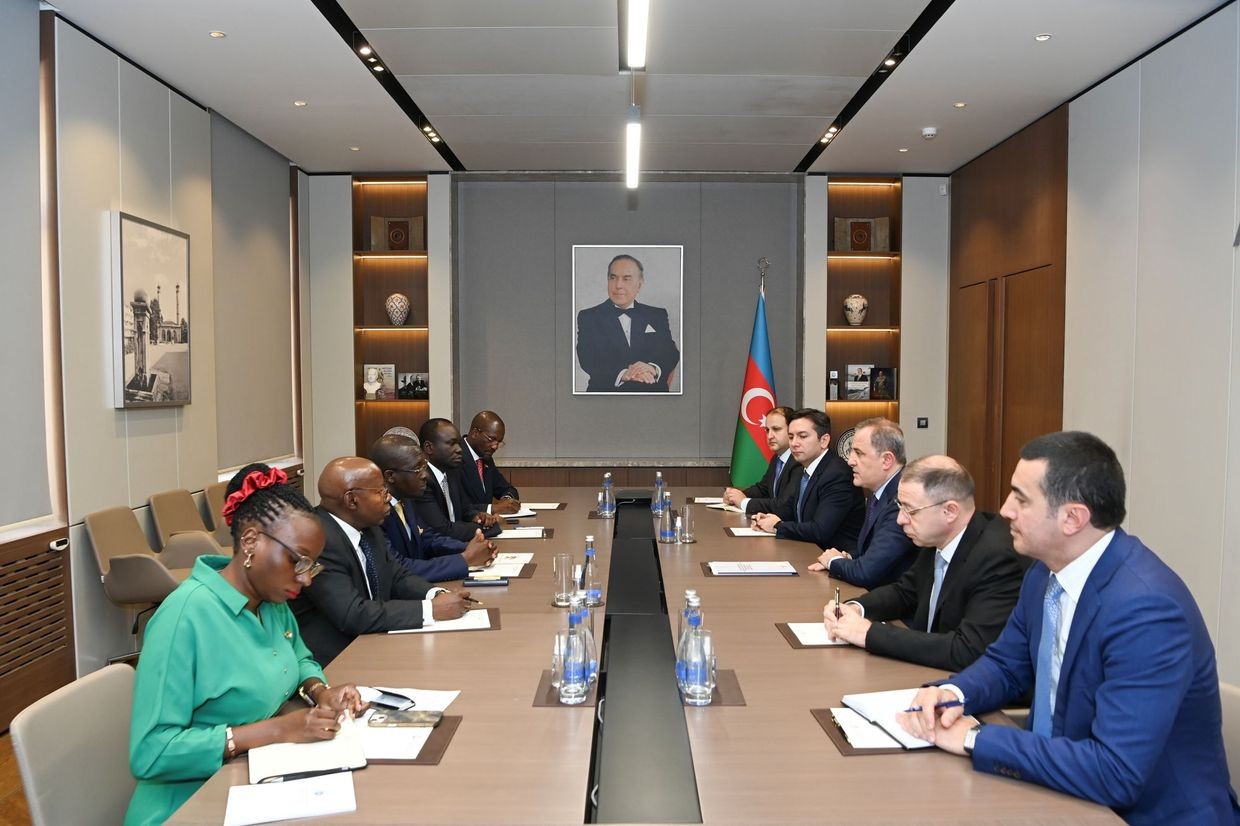 A meeting between Azerbaijani Foreign Minister Jeyhun Bayramov and his Ugandan counterpart, John Mulimba. Official photo.