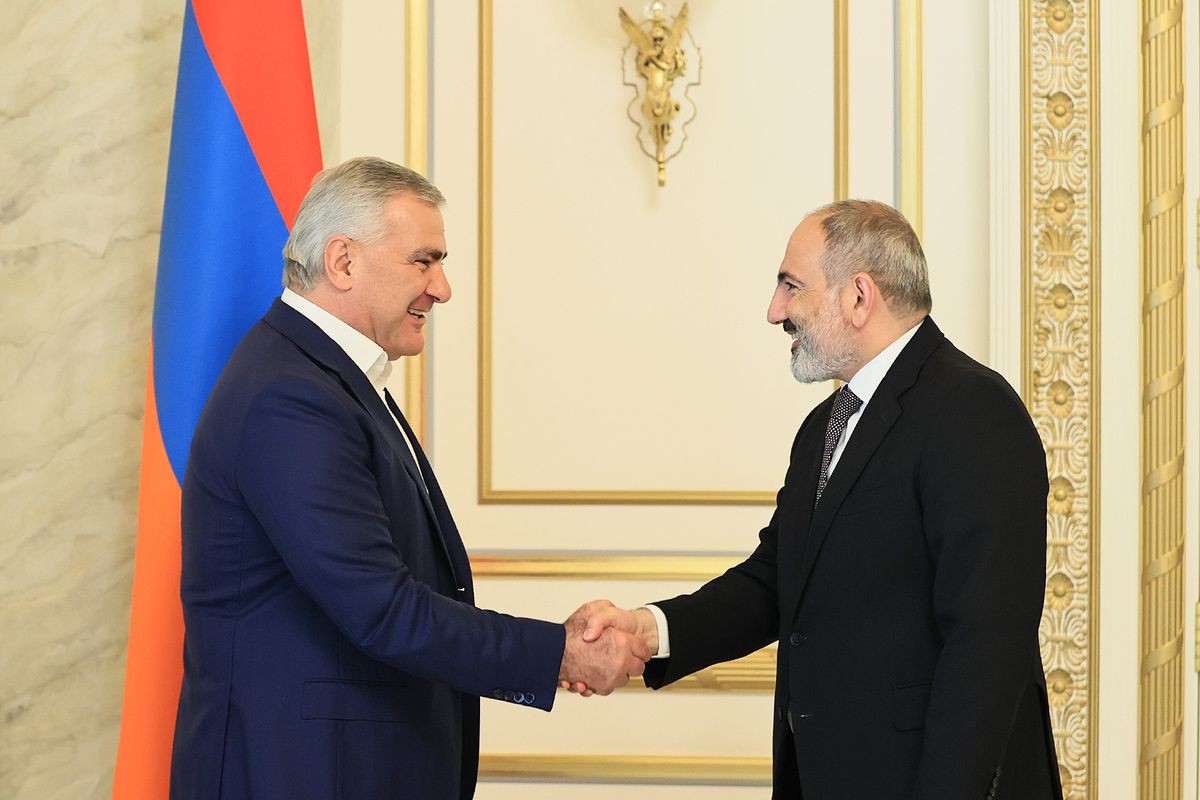 Prime Minister Nikol Pashinyan (right) and now opposition Prime Minister candidate Samvel Karapetyan (left) shaking hands in July 2022, as the two met to discuss the course of investment projects by Karapetyan's Tashir Group. Official photo.