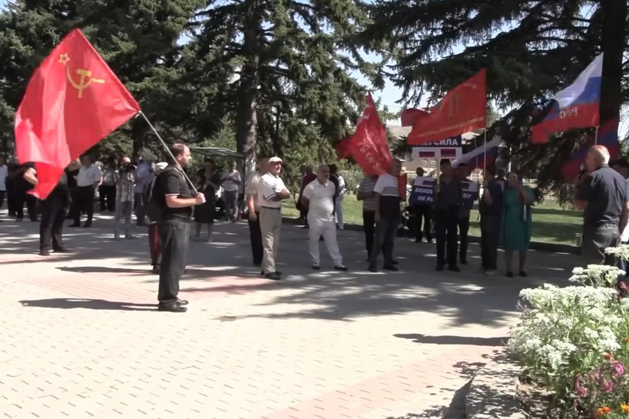 A pro-Russian protest near the 102nd Russian military base in Gyumri, Armenia. Screengrab via RFE/RL.