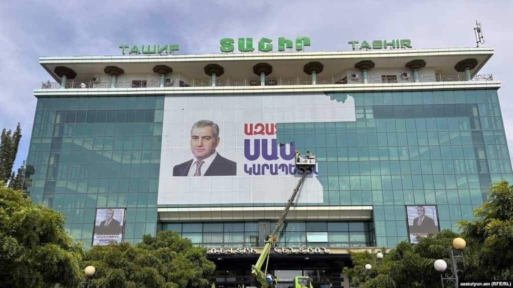 Yerevan Municipality removes a poster of Samvel Karapetyan that calls for his release from his Tashir shopping center in Yerevan. Photo via RFE/RL.