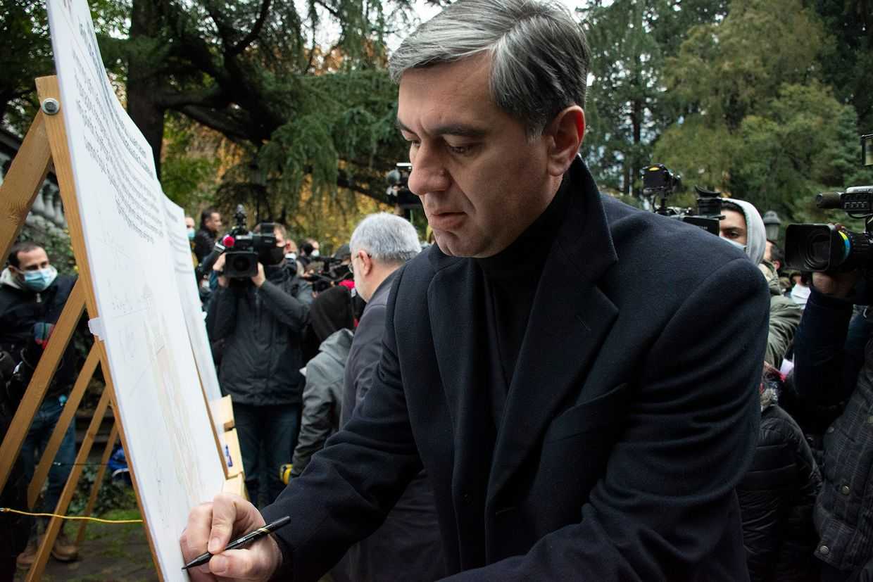 Irakli Okruashvili signs a joint opposition memorandum outside parliament in December 2020 protesting the election result. Photo: Mariam Nikuradze/OC Media.
