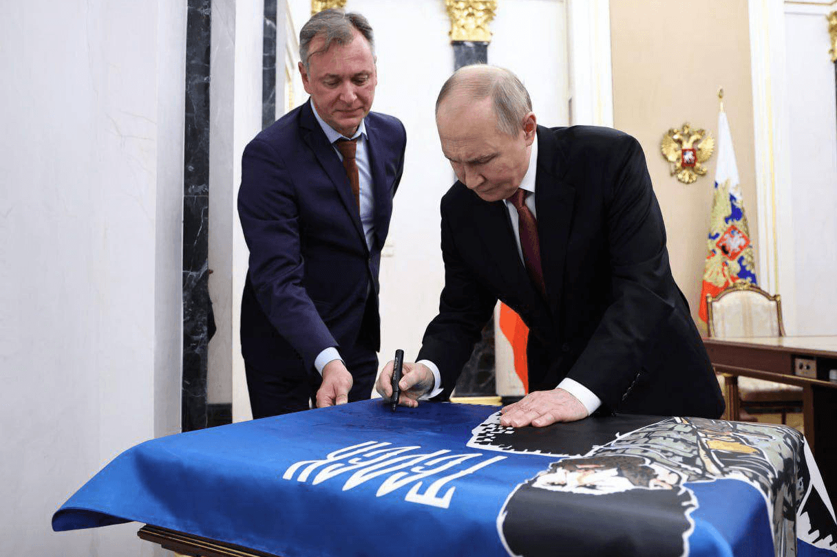 Putin is signing the battle flag for Terek. Photo: RIA Novosti.