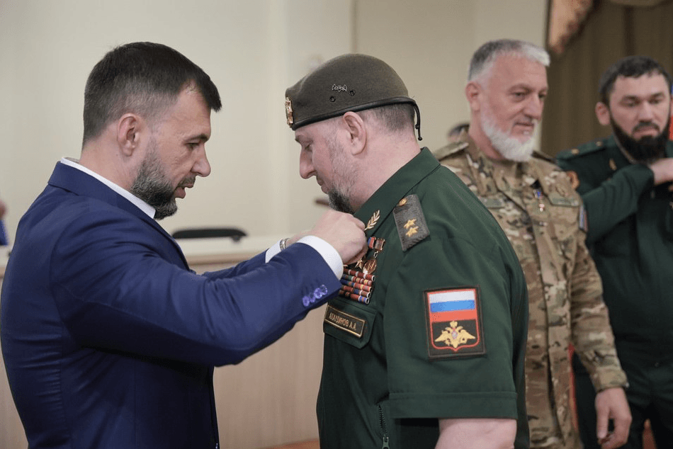Denis Pushilin is awarding Apti Alaudinov. Photo: officials.