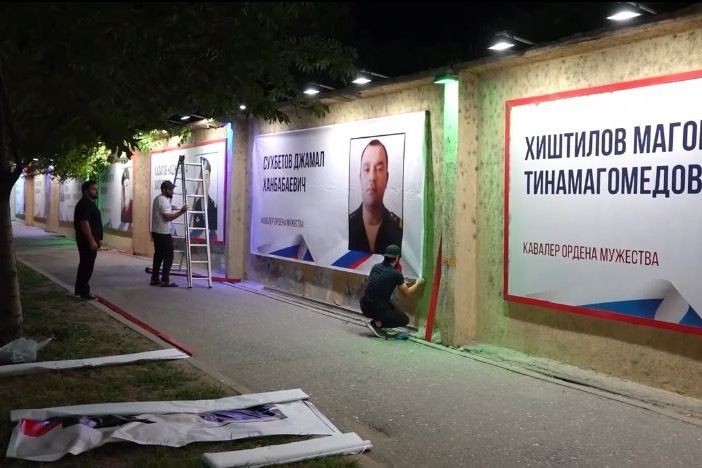 The portraits of soldiers in Makhachkala. Photo: mirmol.ru.