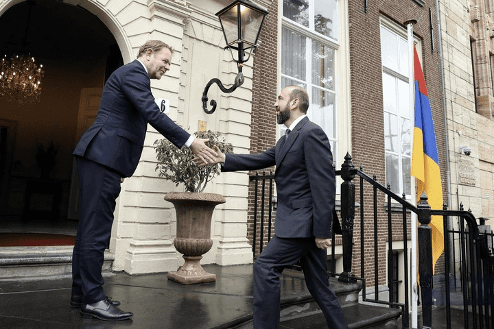 Dutch Foreign Minister David Van Weel (left) shakes hands with his Armenian counterpart Ararat Mirzoyan. Official photo.