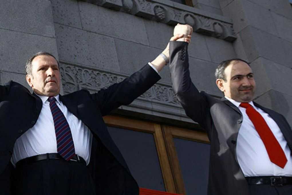 First President Levon Ter-Petrosyan and now-Prime Minister Nikol Pashinyan holding hands during a rally in Yerevan in 2008. Photo: Pan.am.