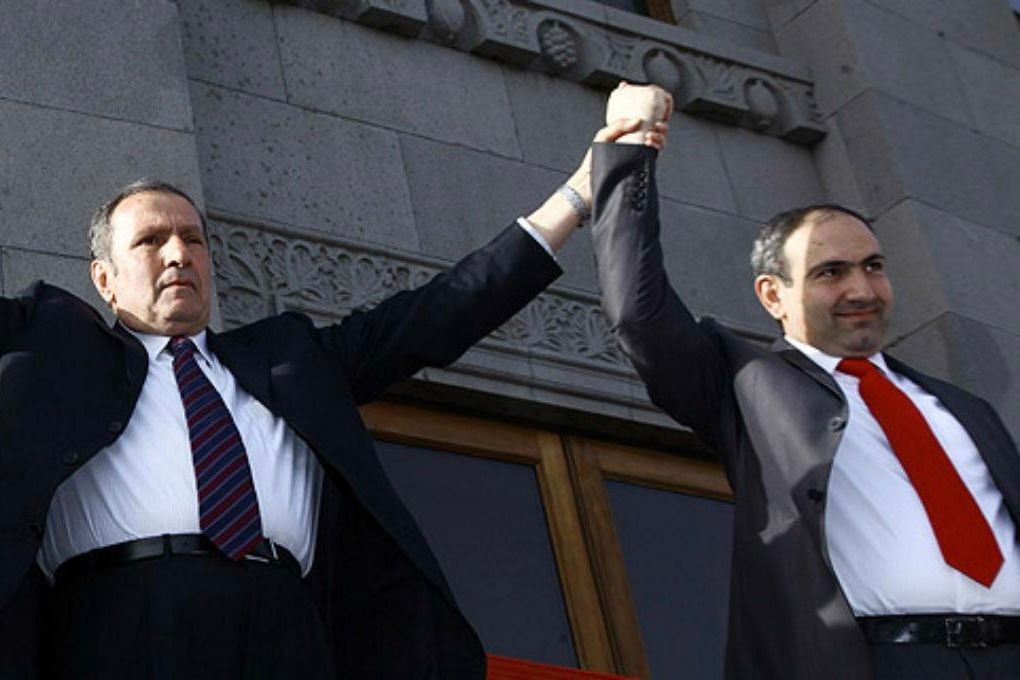 First President Levon Ter-Petrosyan and now-Prime Minister Nikol Pashinyan holding hands during a rally in Yerevan in 2008. Photo: Pan.am.