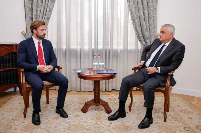 Armenian Deputy Prime Minister Mher Grigoryan (right) and Brendan Hanrahan, the US Senior Bureau Official for the State Department’s Bureau of European and Eurasian Affairs (left). Official photo.