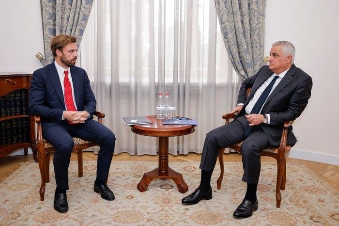 Armenian Deputy Prime Minister Mher Grigoryan (right) and Brendan Hanrahan, the US Senior Bureau Official for the State Department’s Bureau of European and Eurasian Affairs (left). Official photo.