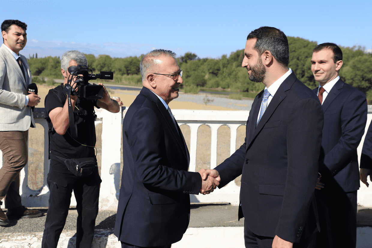 Ruben Rubinyan (right) and Serdar Kılıç (left), the Armenian and Turkish special envoys for normalisation of relations, shake hands at the state border. Official photo.