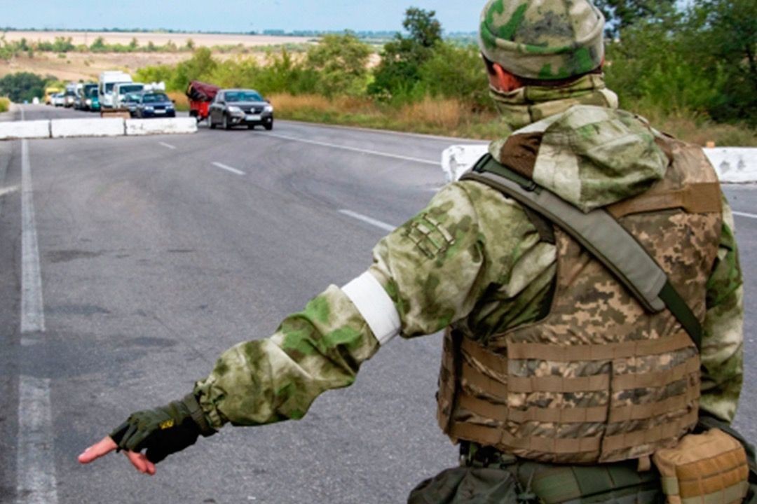 Checkpoint in an Russian-occupied area of Ukraine’s Zaporizhzhia region. Photo: TV Zvezda.