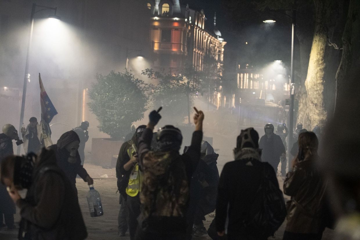 Clashes near the presidential residence on the night of 4 October in Tbilisi. Photo: Mariam Nikuradze/OC Media.