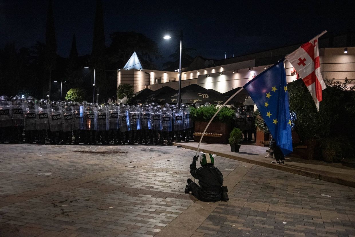A protester with Georgian and EU flags in front of a police cordon during the 4 October clashes in Tbilisi. Photo: Mariam Nikuradze/OC Media.
